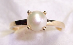 Women's Pearl Ring